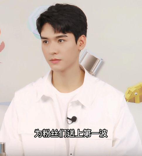 男明星直播吃瓜,男明星直播吃瓜，趣味横生引网友热议